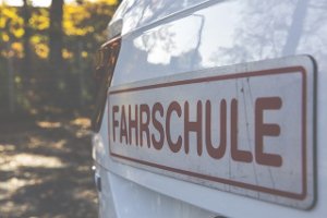 Fahrschulschild Bild:  markusspiske - Pixabay.com 