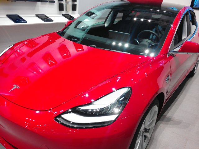 Tesla Model 3 im Showroom Hamburg - Copyright Nowidatamedia