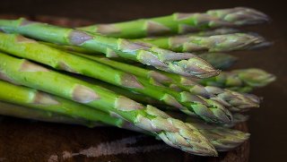 Grüner Spargel mit Krabben