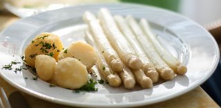 Weißer Spargel mit Kartoffeln und Soße Hollandaise